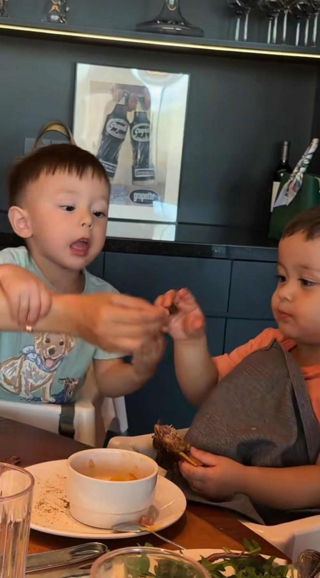 叶海洋家的欧森看着妈妈递过来的烤牛肉被哥哥抢去吃了，他也是一笑而过，不会去争抢，