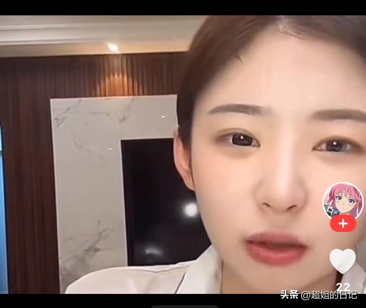 黄一鸣暗搓搓的议论同学，感觉她有点太夸张，想说人家又很隐晦的暴露人家的生活问题。