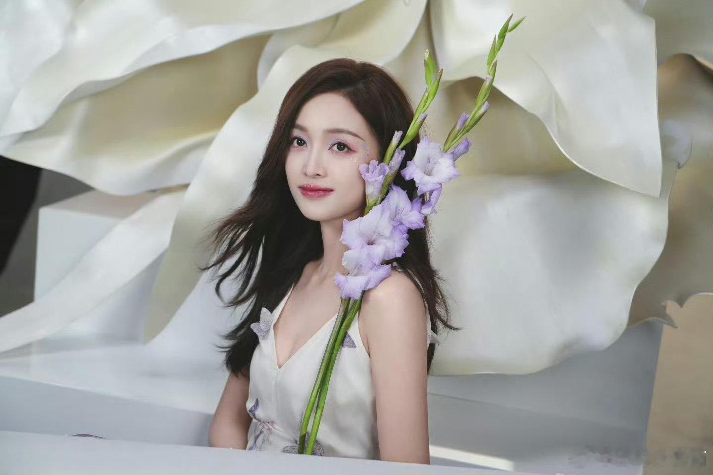 吴宣仪花仙子造型吴宣仪风月舞台吴宣仪的 花仙子新造型真的太高级了，每一张都是大片