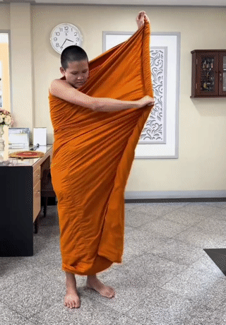 泰国🇹🇭僧人展示如何穿着僧袍。
僧袍又叫纳衣，为佛教徒僧人专用服装。
一般采
