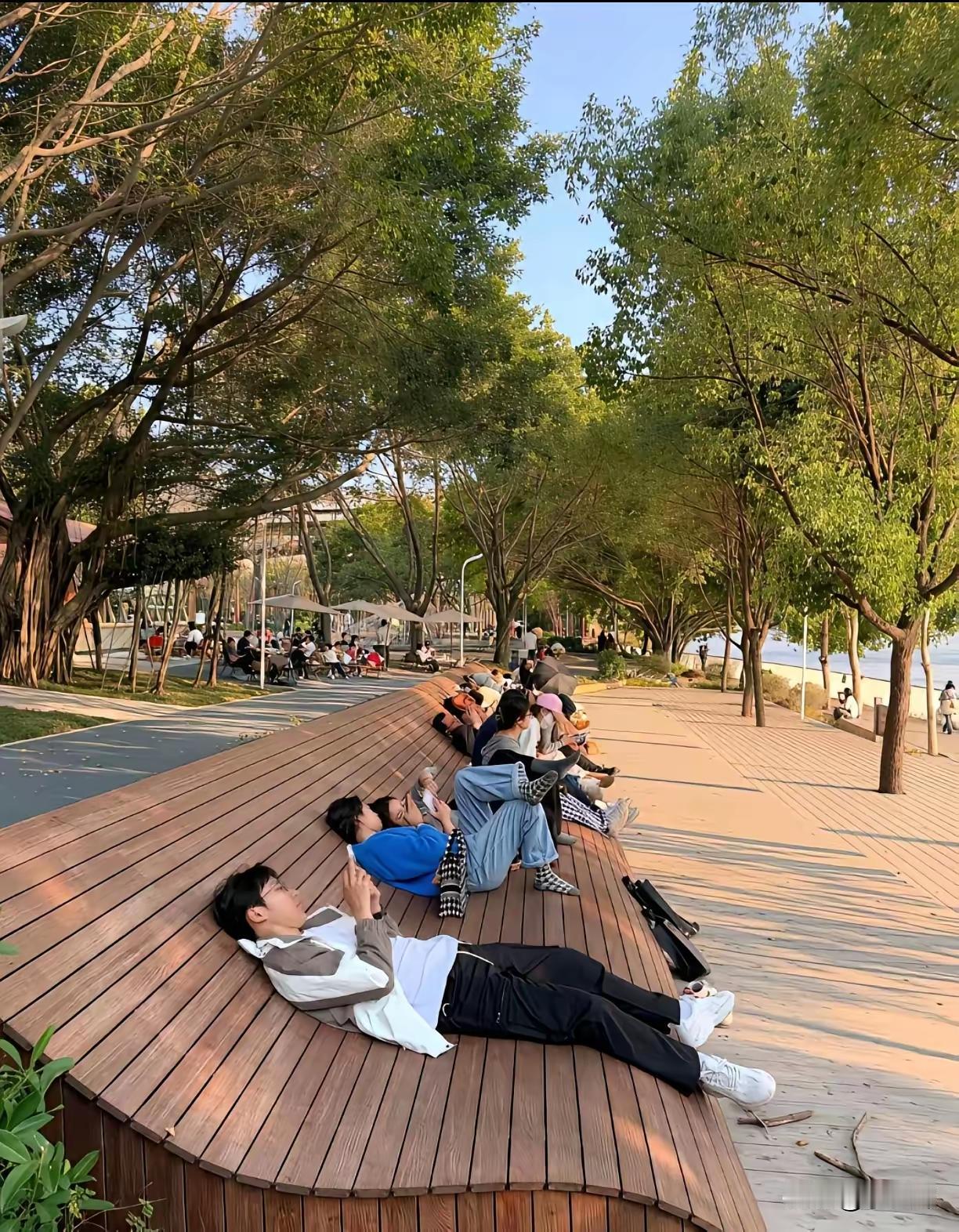 设计不错？
 很有创意，挺人性化，躺平椅，自然舒适，符合人们休闲歇息状态，特别是