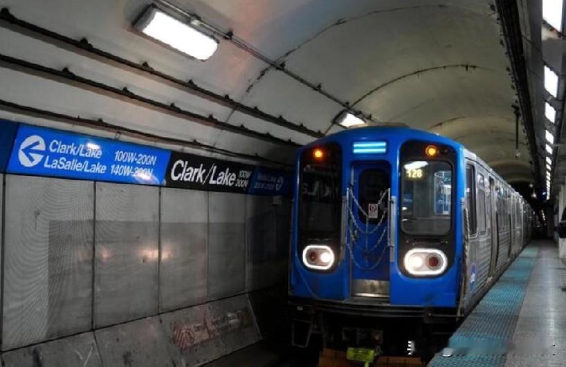 特朗普政府威胁要取消对芝加哥公共交通的联邦资助，除非芝加哥加强安全措施。去年11