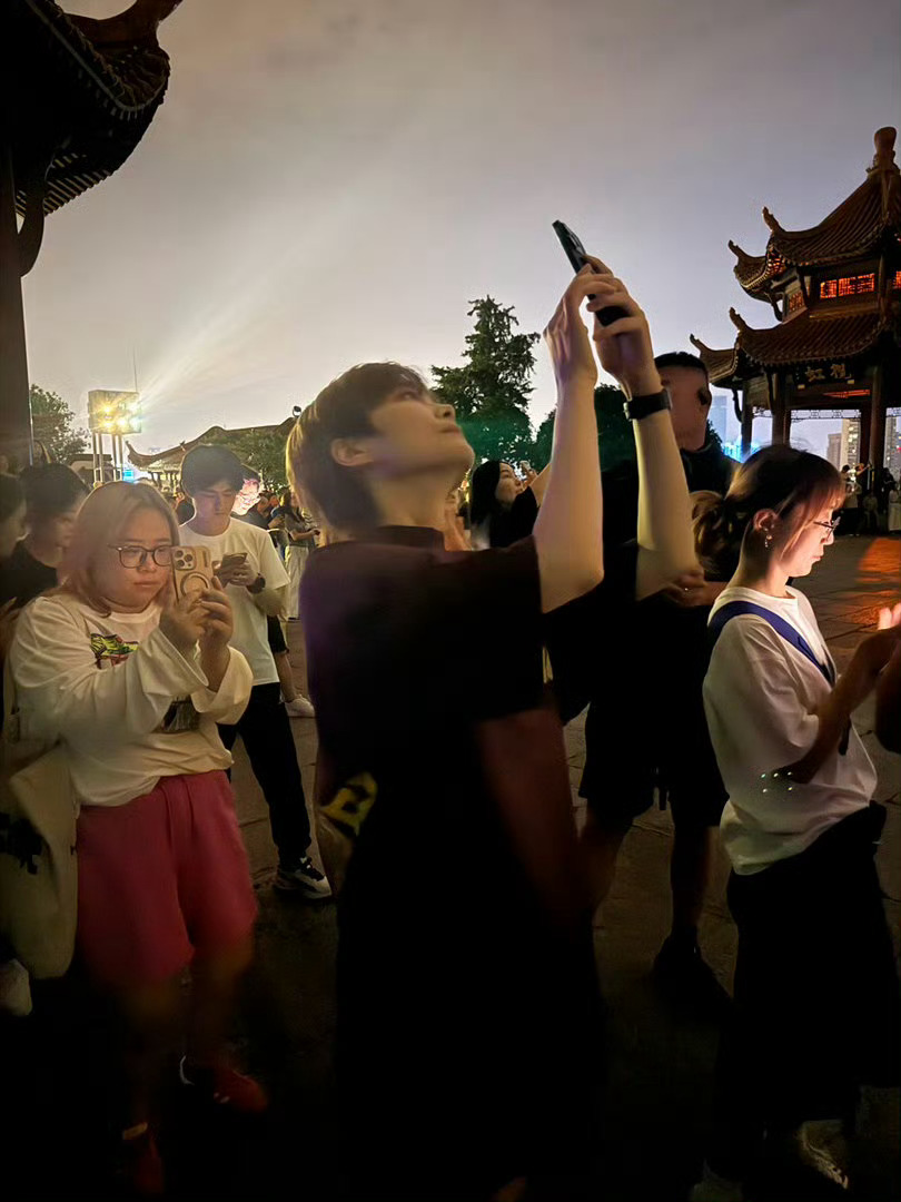 黄鹤楼偶遇李宇春网友夜游黄鹤楼偶遇李宇春，私下出行很低调，整个人自带气场，生图状