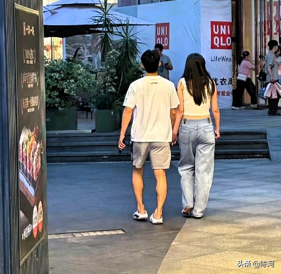 徐杰牵手女朋友逛街！
日前广东男篮主力中锋徐杰和女友在东莞国贸中心逛街被网友抓拍