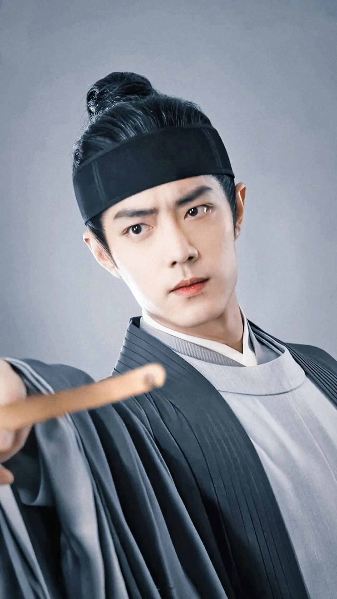 在光影交织的世界里，我隔着屏幕，一次次与你相逢。初见你时，就像邂逅了一场春日的微