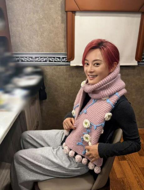 邓超孙俪给小花的12岁礼物 娘娘孙俪带着老伴“老邓头”给12岁女儿织了一条围巾围