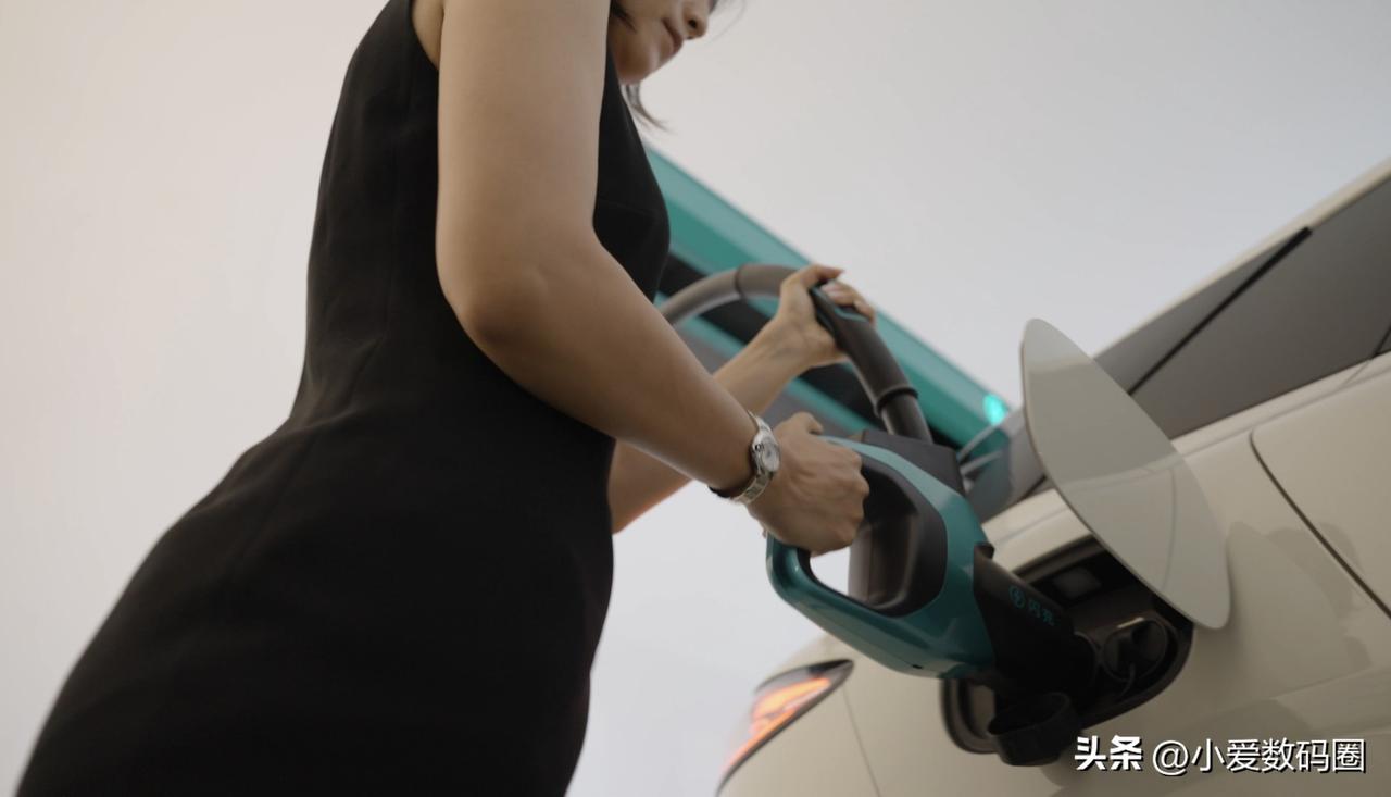 老王没有食言，比亚迪发布的不止是闪充，也是“闪建”！发现了没有？身边的充电站一夜