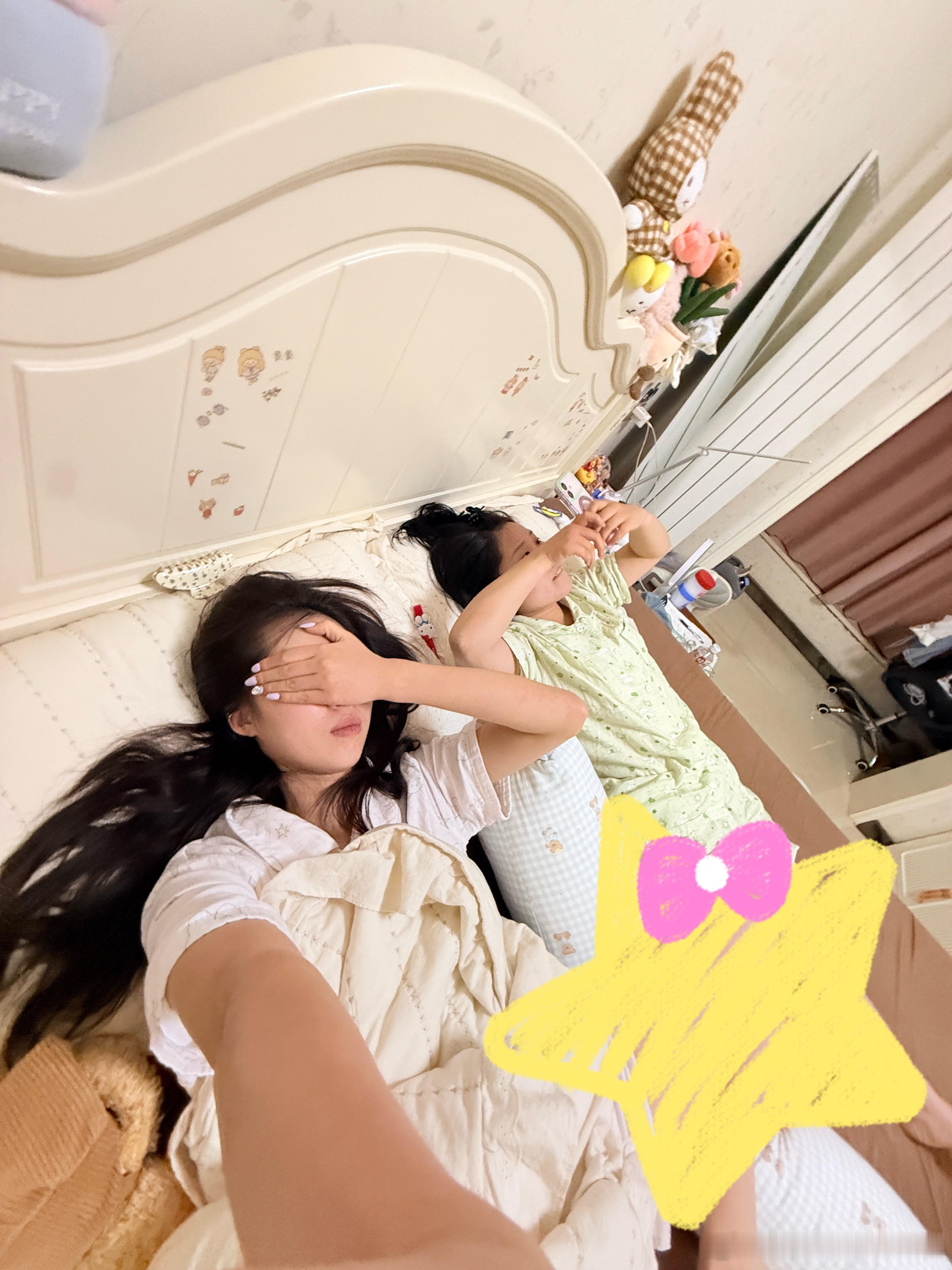 一边打哈欠一边笑的流眼泪