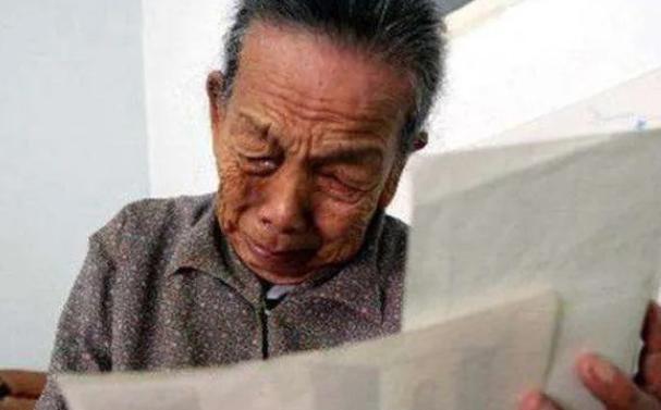 1945年，中国夫妇收养了一名4岁的日本弃婴，顶着辱骂，将其抚养长大，40年后弃