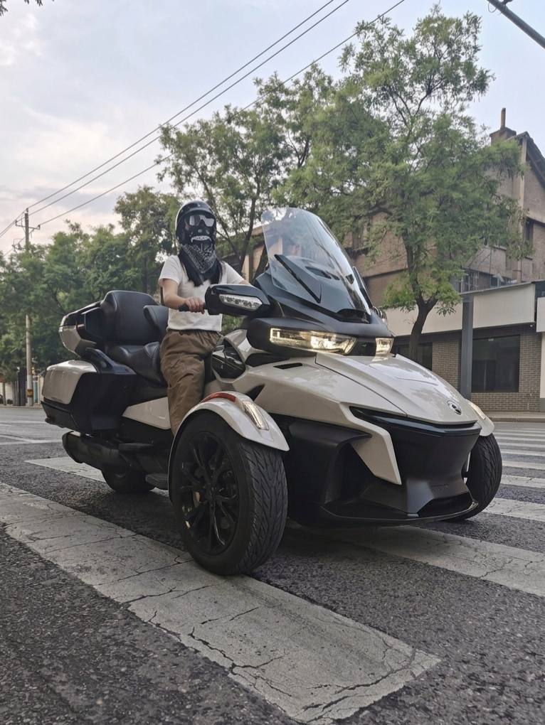 路边买啤酒拍到的，帅啊
