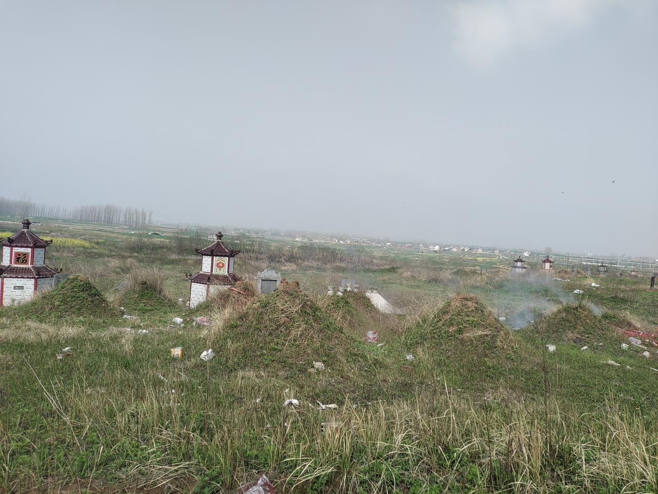 岁岁清明，念念故人
今天是清明节，怀着敬畏之心来给父母扫墓。
父母已远走，留下来