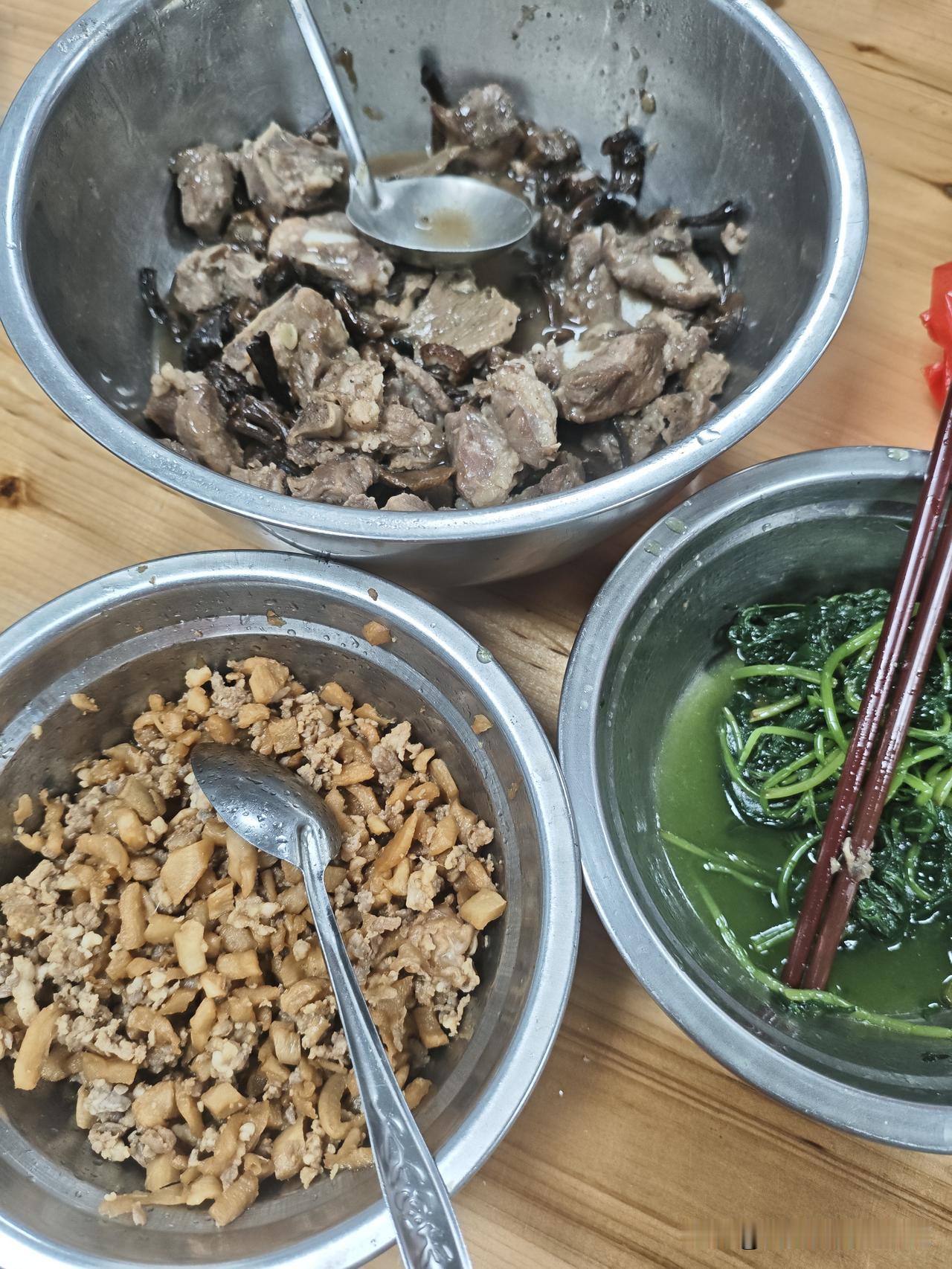 我对生活的要求不高，或许是从小到大的习惯。
吃的方面，我一日三餐大多数都是自己在