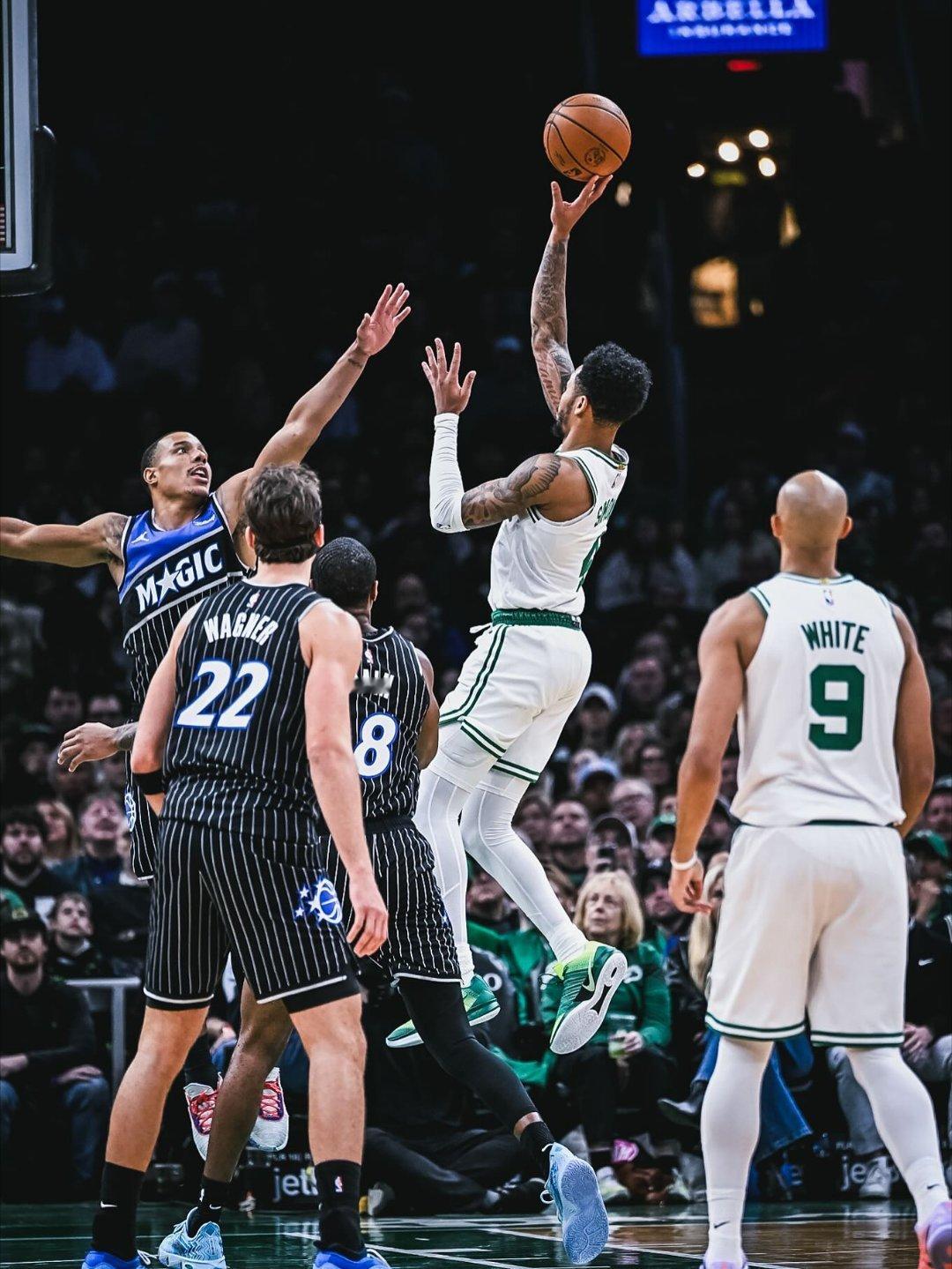 谈到安芬尼-西蒙斯的出色发挥时，马祖拉说：“在最初的几场比赛，他还在慢慢找状态。