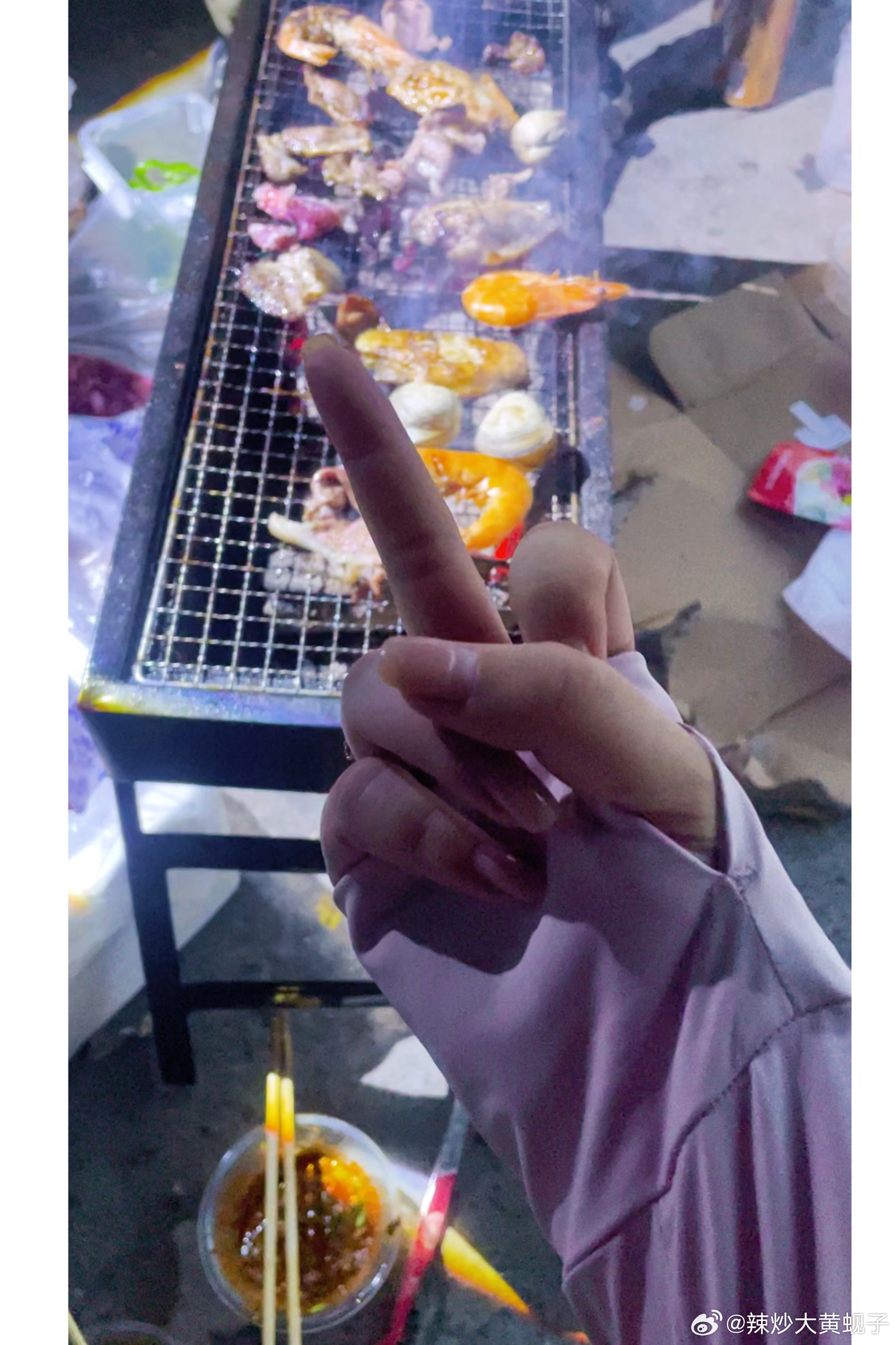 不是我没礼貌。是吃烤肉往嘴里塞生菜的时候咬手了痛死了。手指这样伸着缓解疼痛。 
