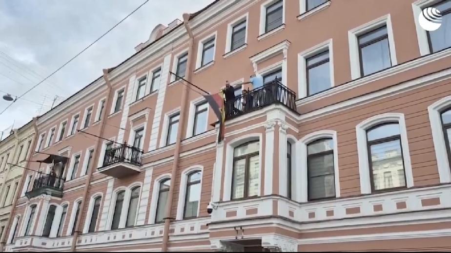 🇩🇪🇷🇺 德国驻圣彼得堡总领事馆在俄罗斯下令关闭后，今天降下了旗帜。
