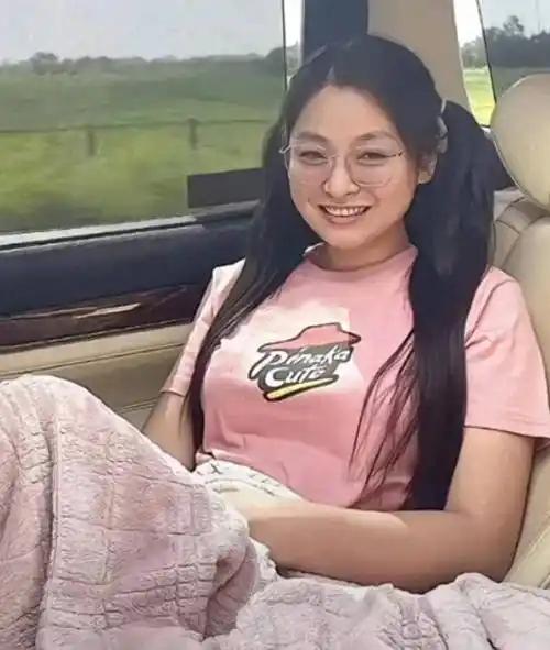 她是长相甜美的双马尾美女市长，表面上是菲律宾的人民公仆，实则背地却在实施肮脏交易