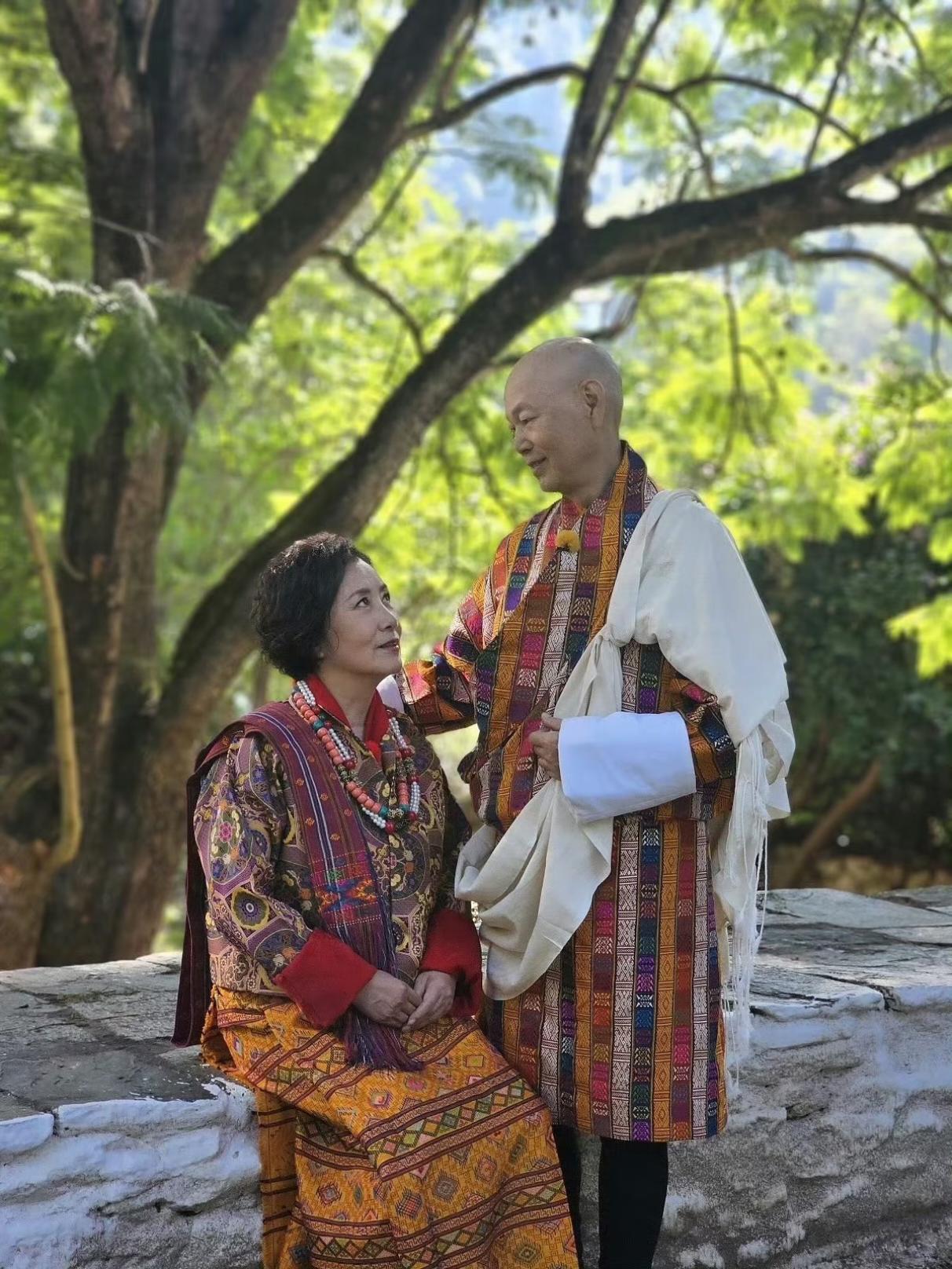 迟到16年的婚纱照太好哭！
78岁汪明荃与79岁罗家英这对银发眷侣，
在不丹补拍