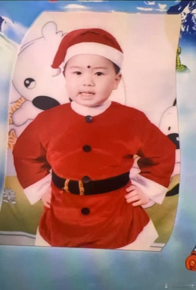 孙佳俊分享童年照今天是属于全世界小朋友的节日，发博：🎈我的孩子气给我勇气 🎈