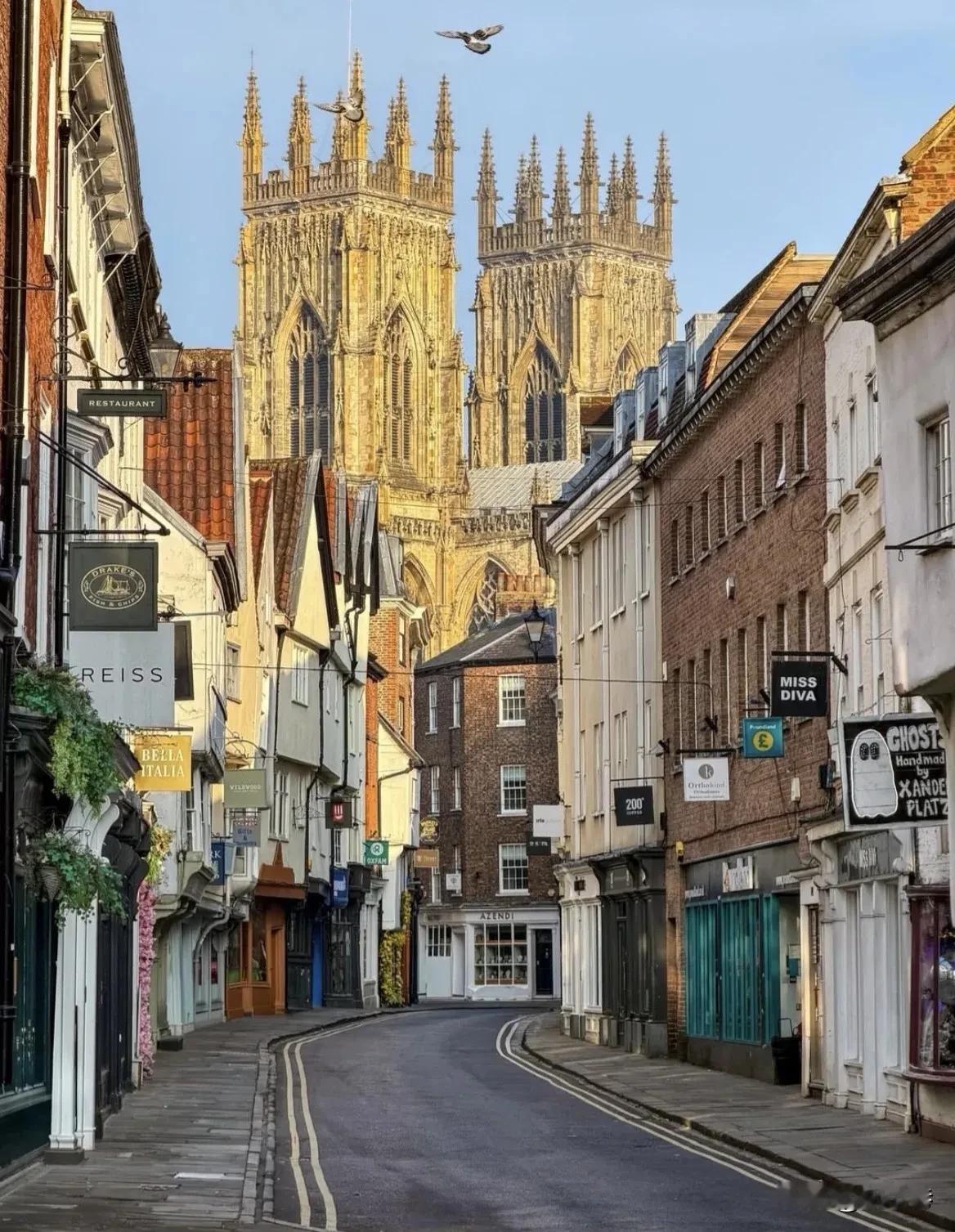 英国约克。一座正经的城市，也是北边人口最多的地方。

想找英伦历史，就来约克。因