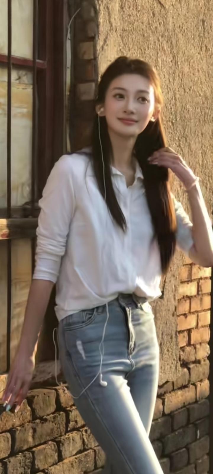 距离隔得开人海，隔不开牵挂，岁月改得掉模样，改不掉初心。我不再期待轰轰烈烈的重逢