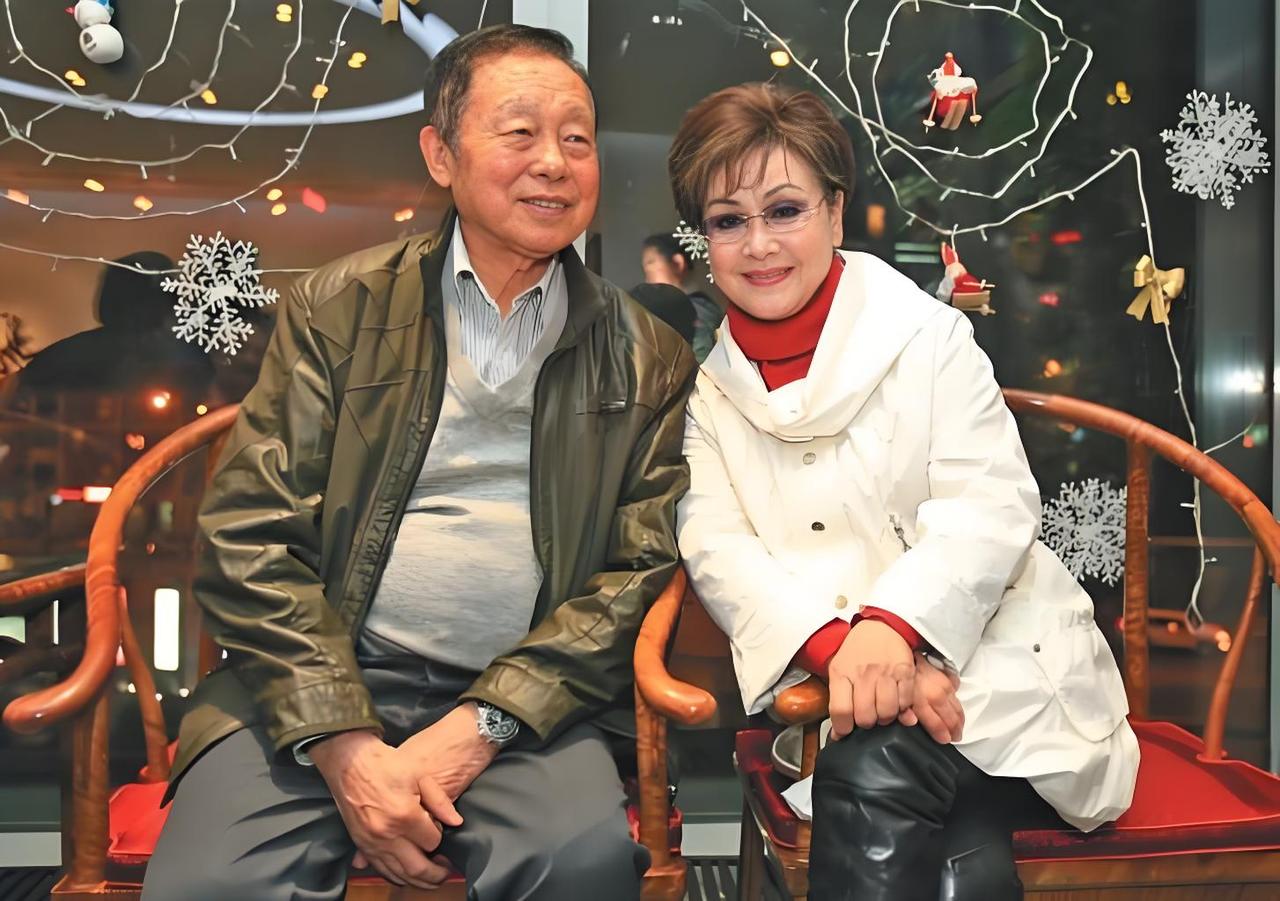 文艺前辈珍贵合影
留下众多经典记忆
猜猜二人是谁？