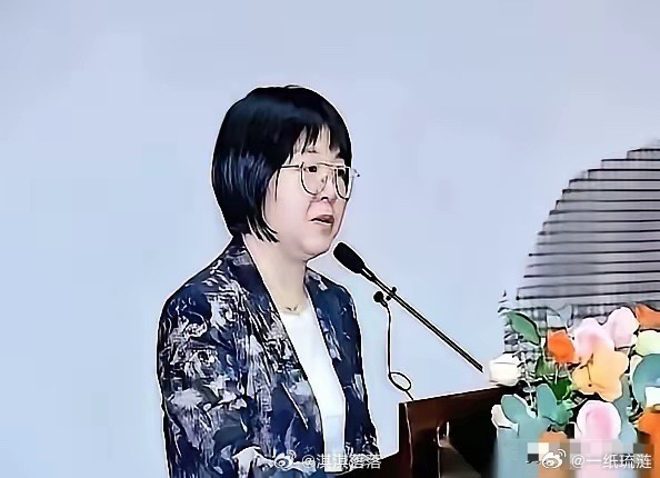 清华美院把航天员画成发面馒头豆包按照此人的画风生成的画像 ​​​