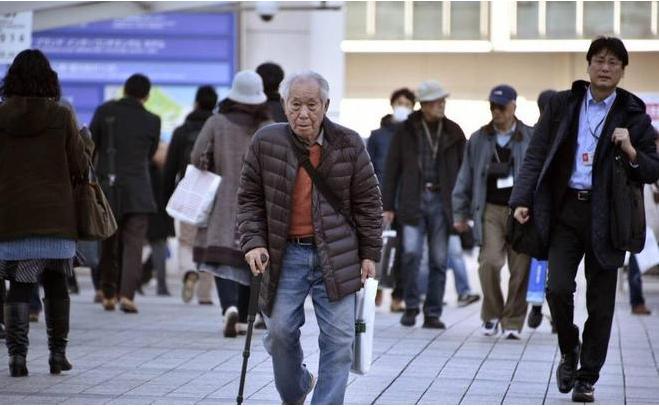 应对人口老龄化成难题，日本专家发惊天言论：集体自杀是唯一办法。

 东京池袋区一