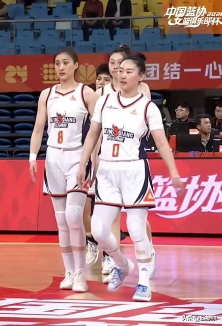 新疆女篮能够半场50:52和北京女篮相抗衡，多亏了武桐桐和王雪朦的神勇发挥。武桐