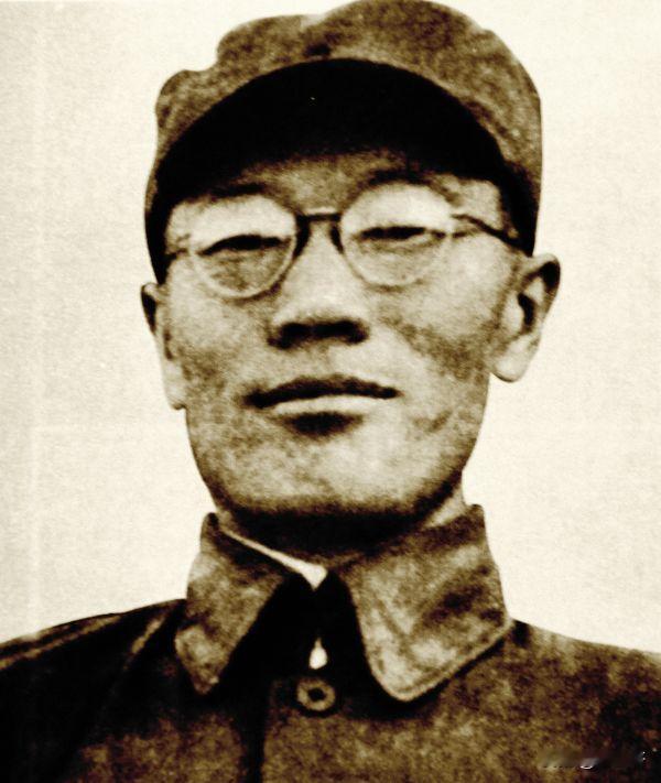 1942年，蒋介石本想秘密处决万毅，却被万毅觉察到，于是，就趁守卫不备逃了出来，
