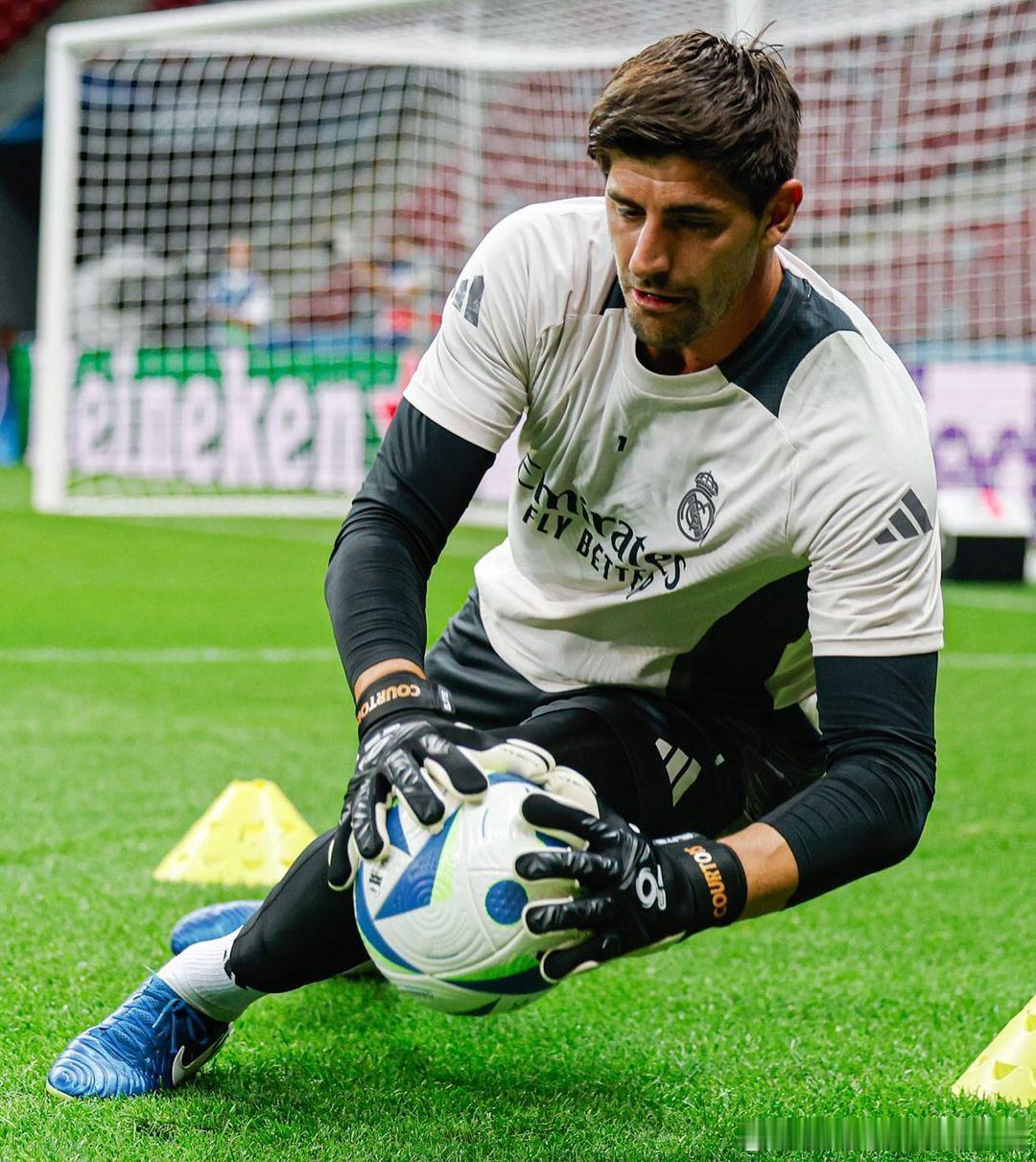 库尔图瓦: 明天比赛准备就绪! Vamos! #HalaMadrid# 🤍 ​