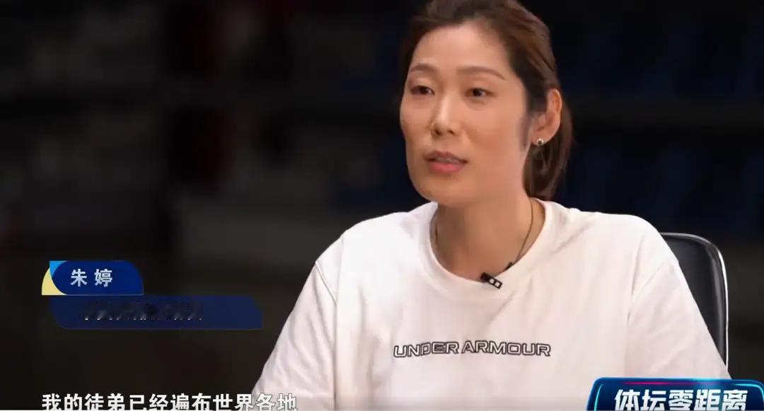 2016年里约奥运会上，中国女排对阵巴西队前，朱婷压力大到睡不着觉。这时，恩师郎