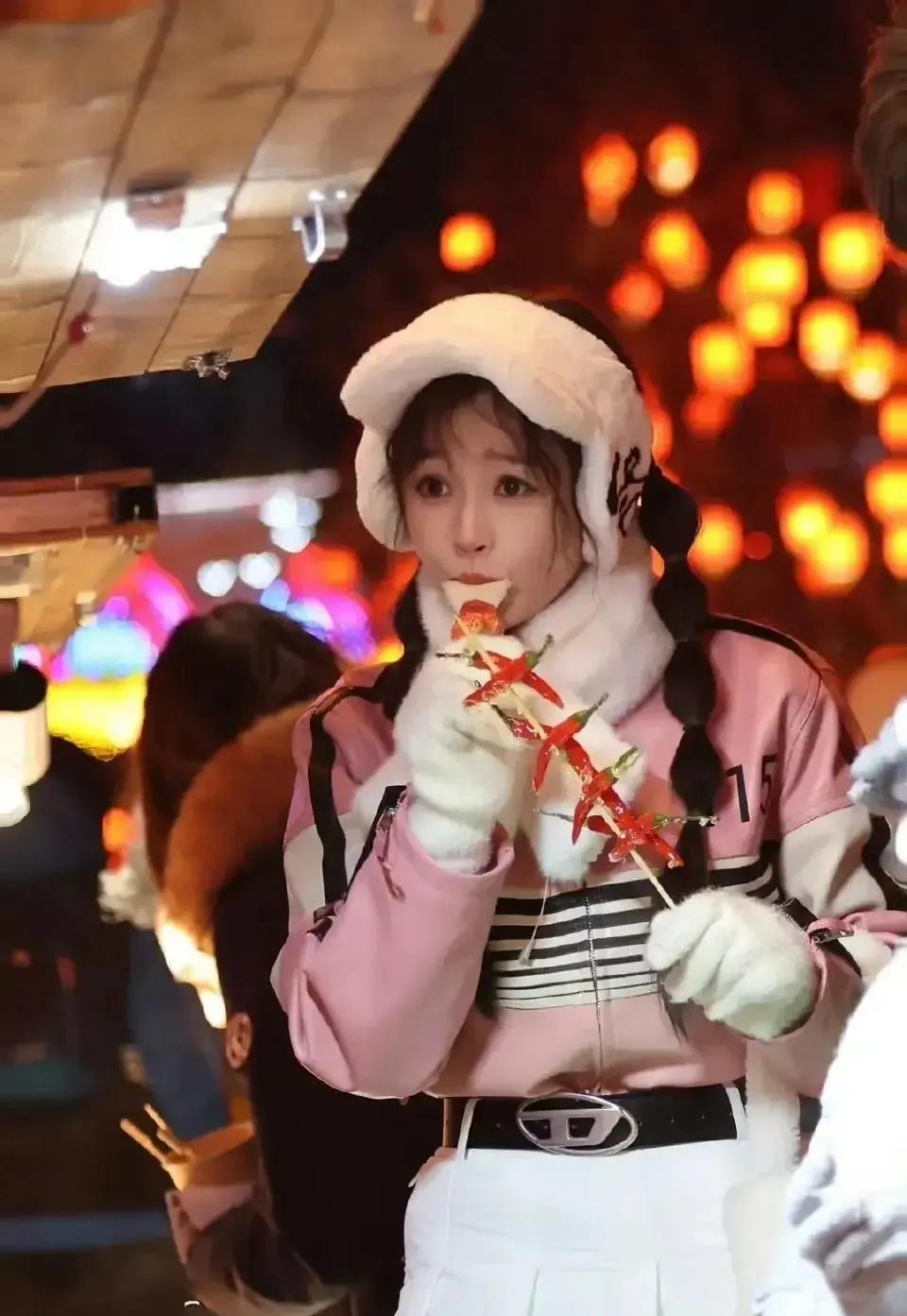 虞书欣果然会出奇制胜[捂脸]
一个糖葫芦吸引一堆眼球，不得不说这小姑娘真会玩！
