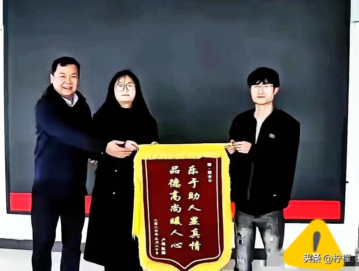 湖南，一网约车司机在接单途中突发疾病，于是他向后座的女乘客求助，没想到女乘客二话