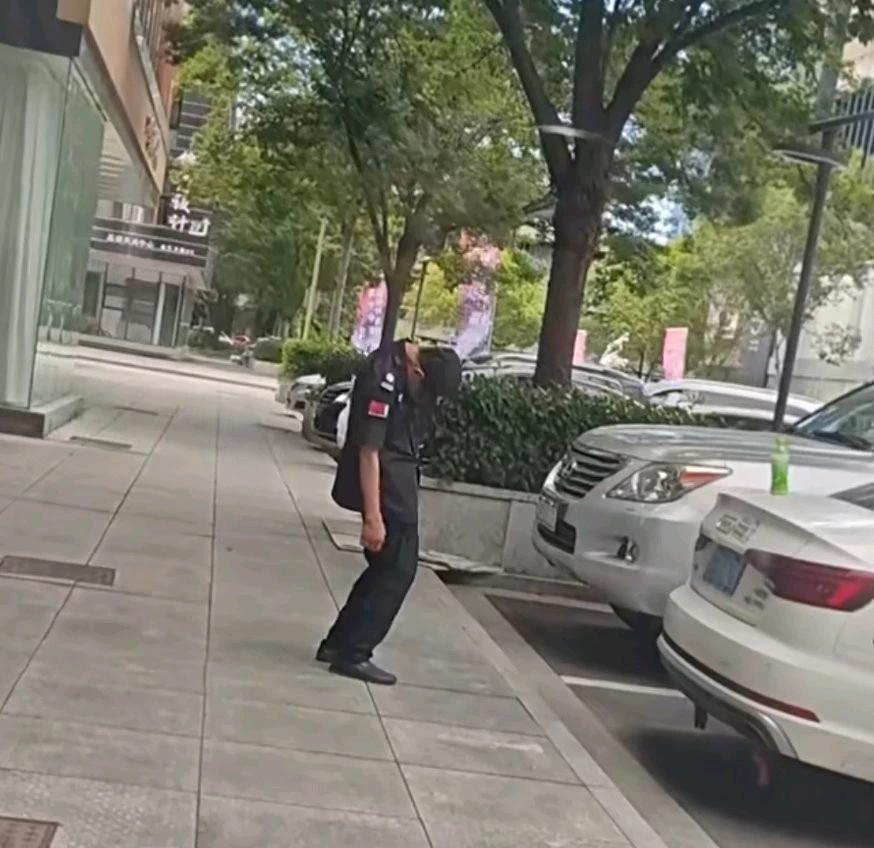 这个保安大哥把班上得太有“造型”了，就算瞌睡来了，也要坚守岗位，尽管形象有点“偏