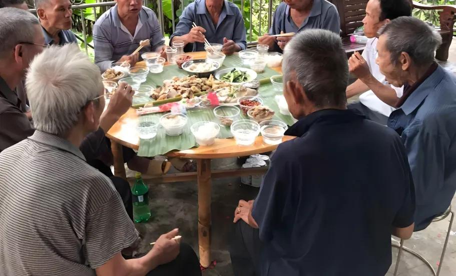 32岁女子，在合肥58岁大爷家做保姆，看到8个喝完的空茅台酒瓶子，大爷让她自行处