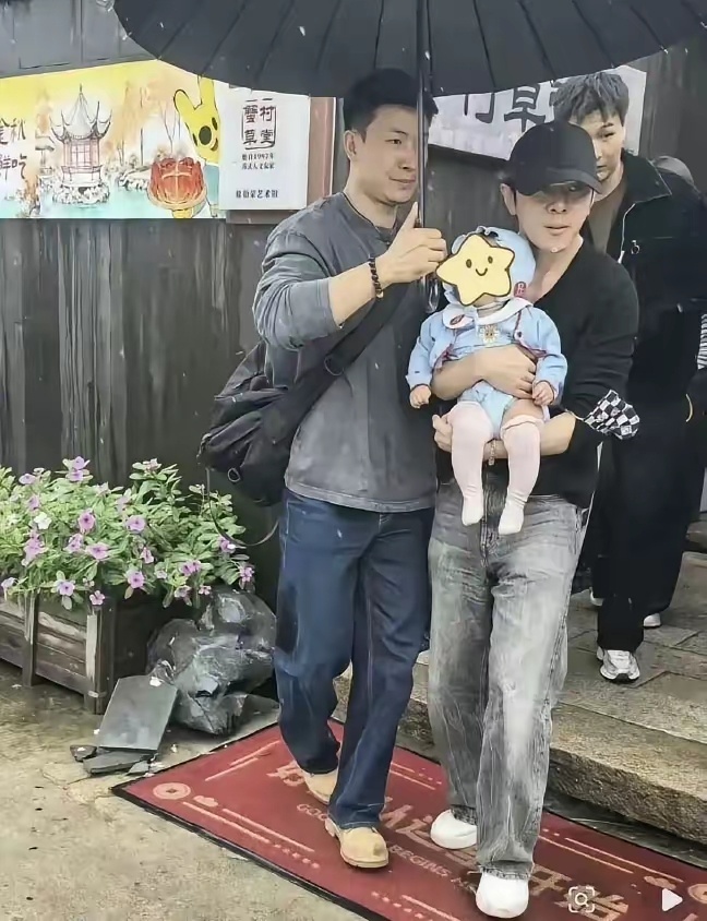 现在这是咋了，但凡有点名气的婚恋生子都捂的严严实实，李佳琪不是做直播带货的吗？咋