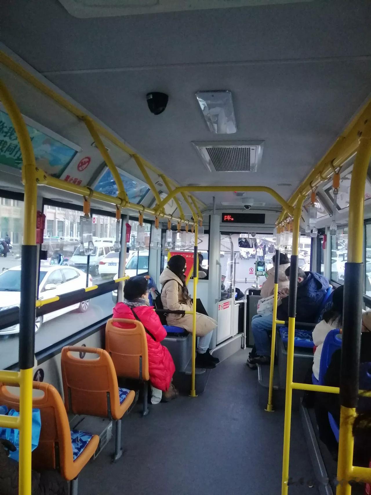 每到下午放学的时候，学校门前的道路就变成了停车场，双向四车道再加上两边的非机动车