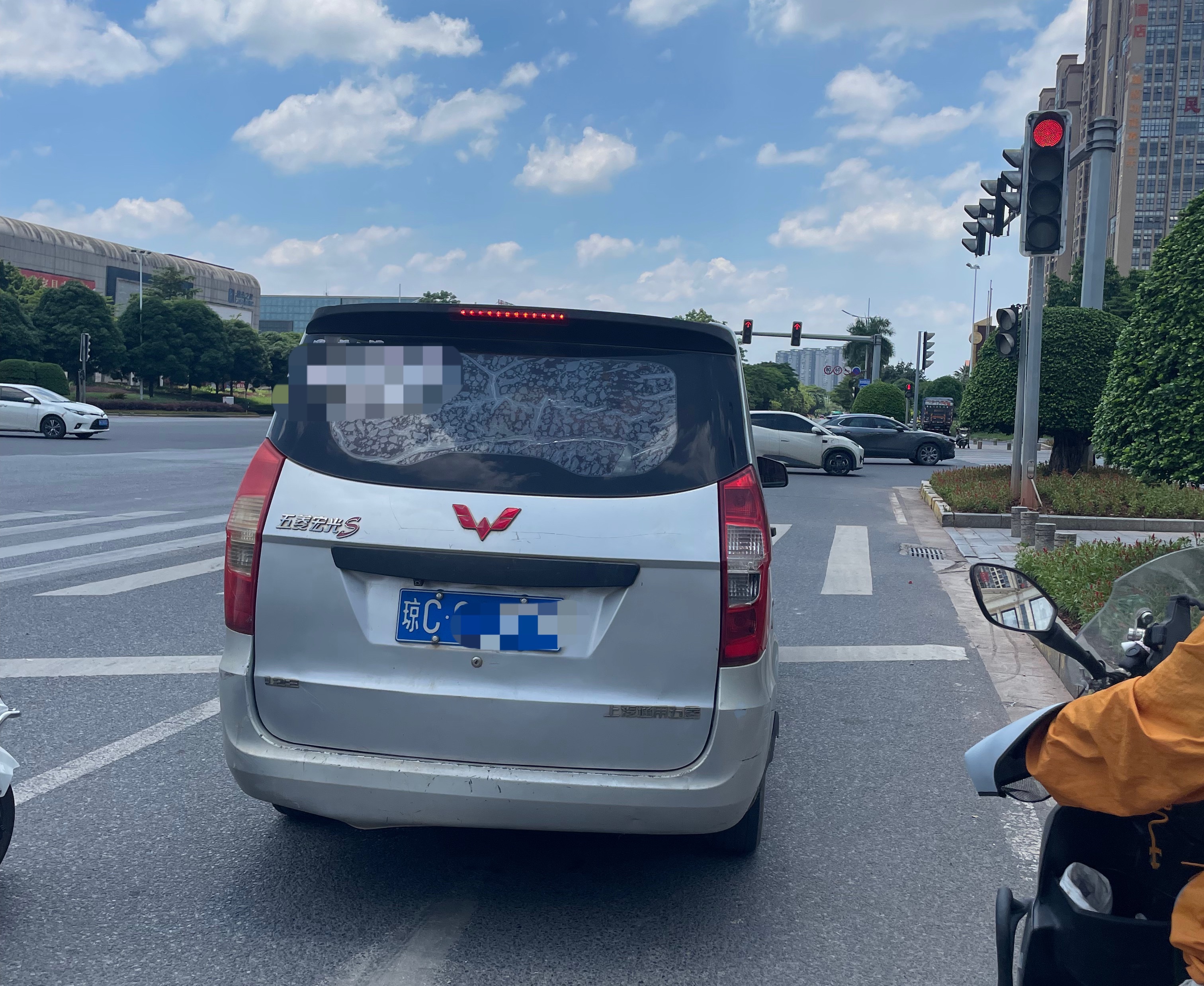 8月6日中午12时58分，琼c面包车在玉林走非机动车道过红绿灯被罚吗。同城热点创