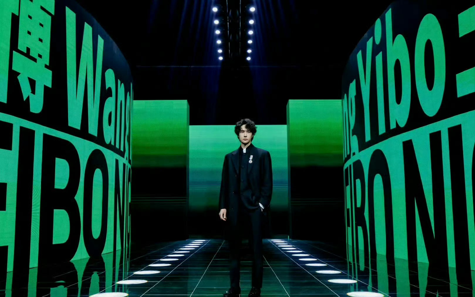 总有人抛却道德底线、漠视法律威严，以拙劣构陷与无端抹黑试图围攻王一博 ，他们拼尽