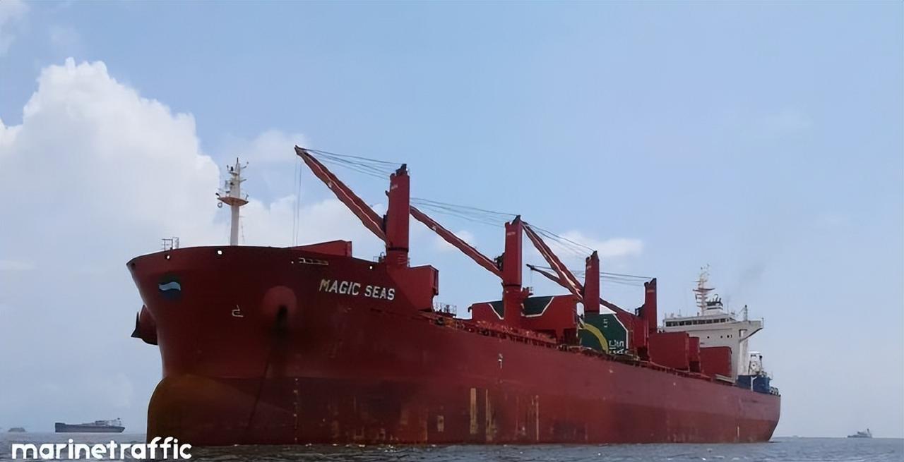 这是被也门胡塞武装击沉的Magic Seas大型散货船的照片，
63000 吨
