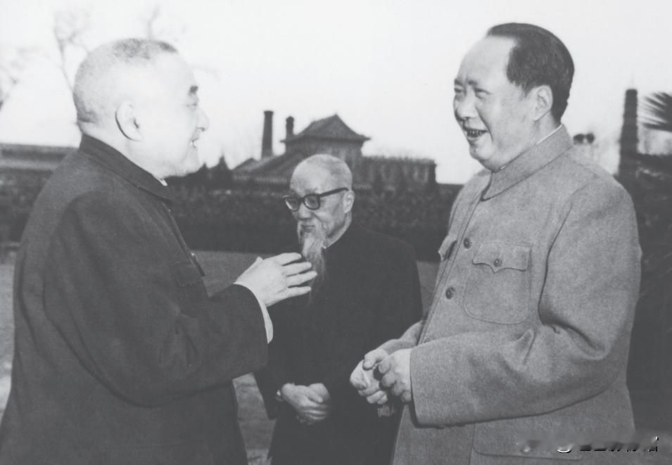 1957年，毛主席同黄炎培在一起