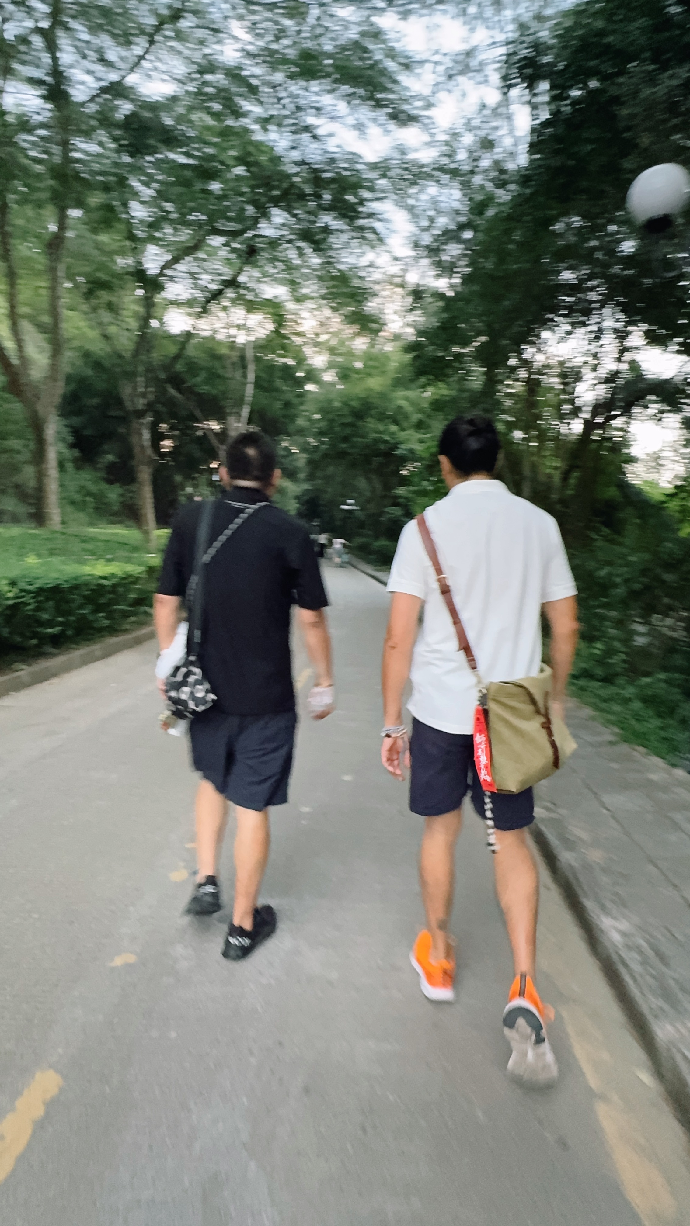 高中好友来深圳看我，立即展开为期三天的酗酒活动（每天晚上喝一罐）。 