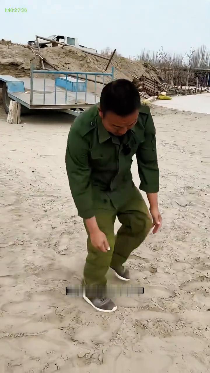 朋友们，你们看这里，就是祖国最大的沙漠塔克拉玛干沙漠。我是一名沙漠的守护者。你们