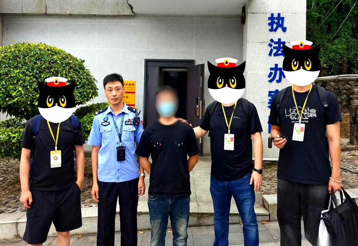 那个男人以为混在人堆里就能过关，直到警务终端的红灯闪了一下。
广西凭祥友谊关，队