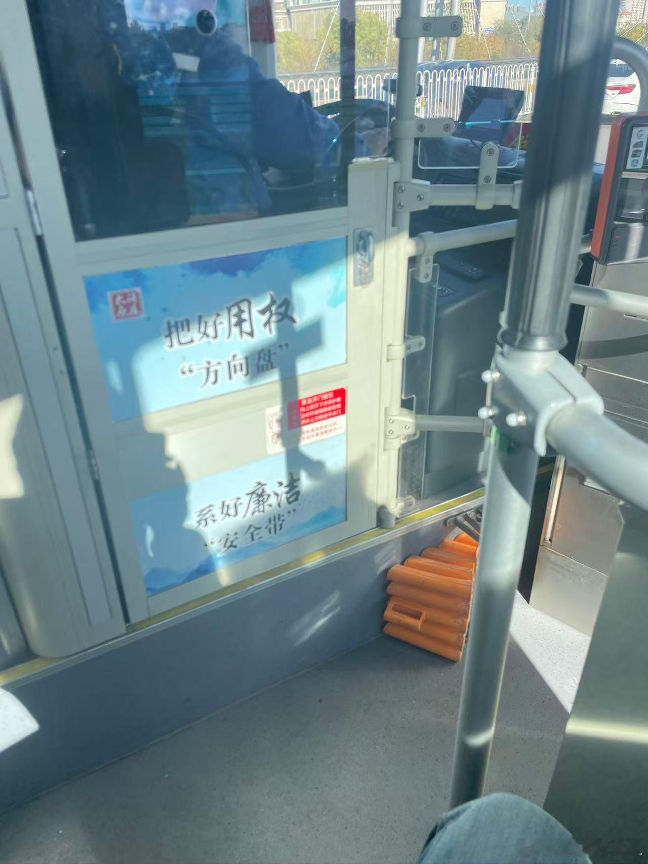 功夫用不到地方，这么大的标语让一个司机情何以堪？是怕他把车开回自家？还是把安全带