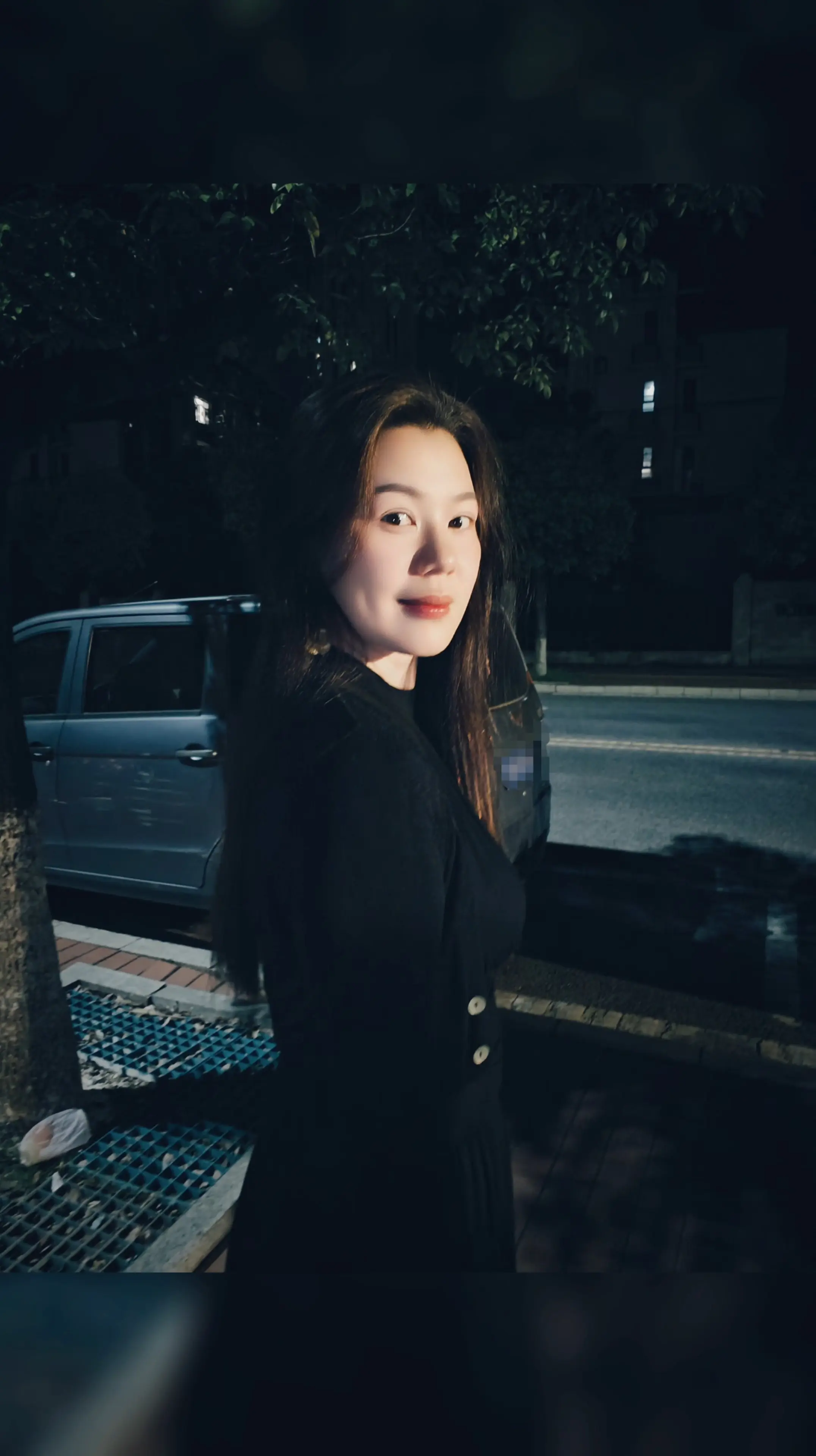 小时候害怕天亮因为醒来就要上学，长大后更怕天亮因为醒来就是生活；年轻时...