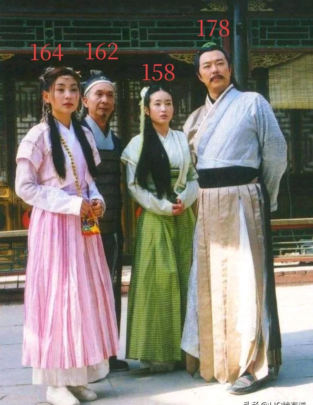 张铁林的身高，178cm，真没虚报。
在《还珠格格》里和周杰站一块儿，谁也不比谁