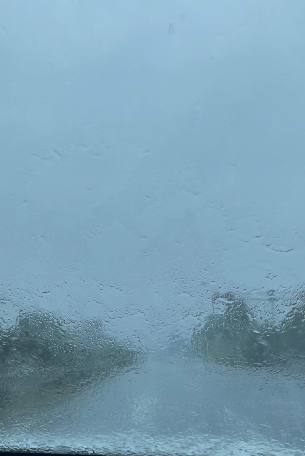 每天下午都得来一下！上一秒晴空万里下一秒倾盆大雨下的根本看不清路在哪就这么瞎开也