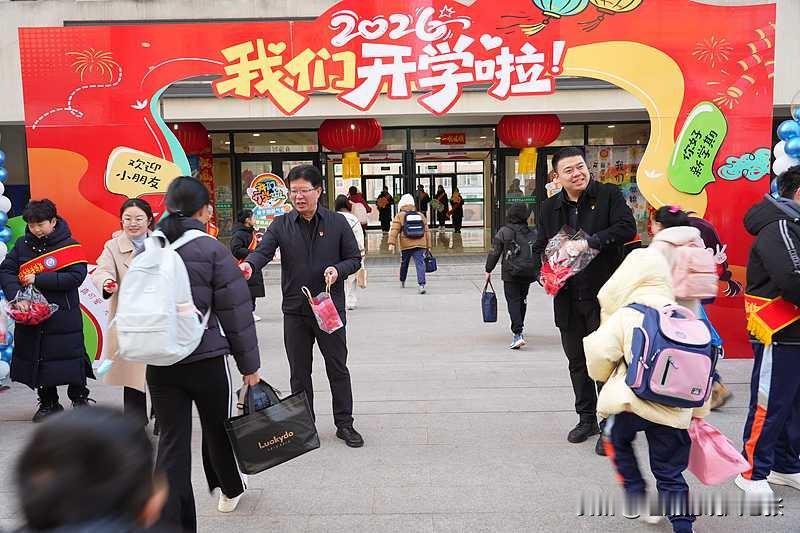 头条开学季 
激动的娃娃
晚起的爸妈
学门口家长笑哈哈
暑假返校了
新发的教材