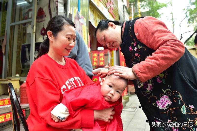 我不会，因为我感觉那都是男人才在乎的事情。
我们都是长头发，很少剪头，更不会赶在